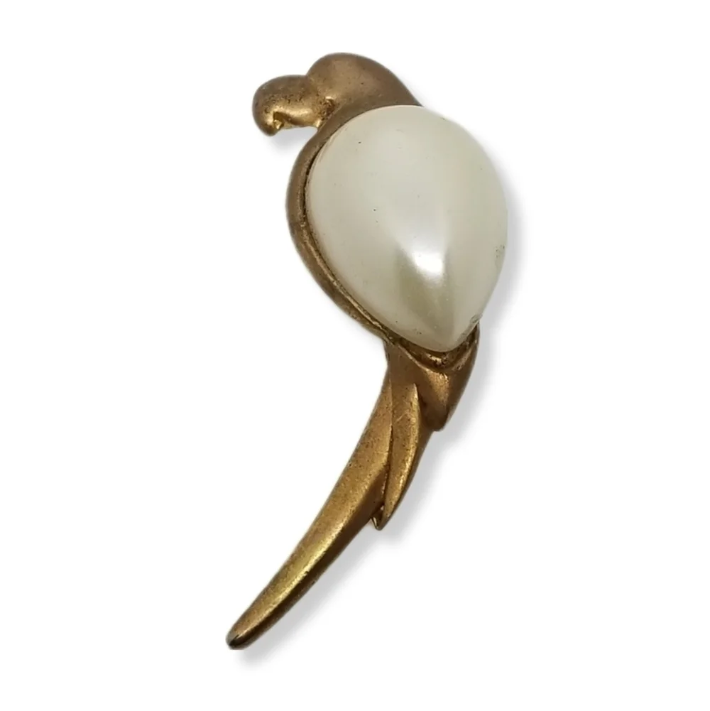 VINTAGE MATTE GOLDTONE & FAUX PEARL PARROT BROOCH